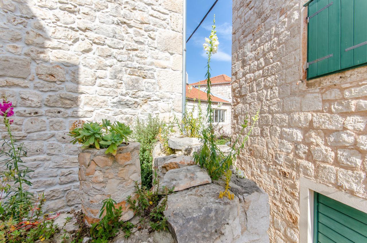Apartments Sandra In The Historical Center Of The City Supetar Exterior foto